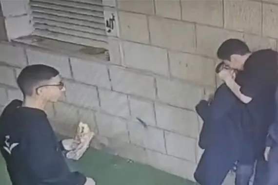 تلميذ يخنق زميله خلال تحدي لعبة الموت في لبنان أم القدس فيديو