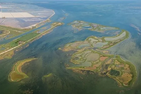 عمرها 800 ألف عام اكتشاف بحيرة مياه عذبة في اليونان شفق نيوز