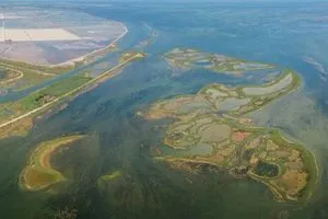 عمرها 800 ألف عام اكتشاف بحيرة مياه عذبة في اليونان شفق نيوز