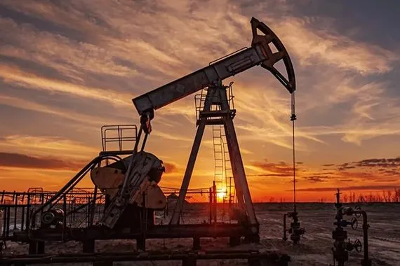 النفط يرتفع مع انخفاض مخزونات الخام الأميركية