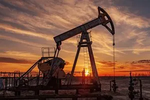 النفط يرتفع مع انخفاض مخزونات الخام الأميركية