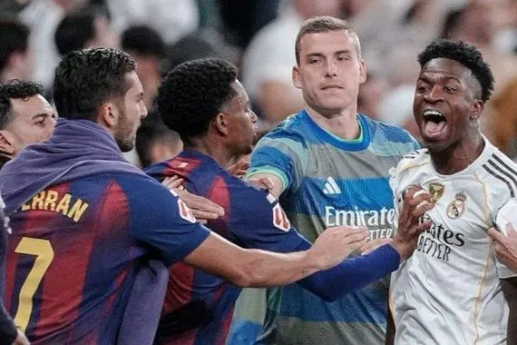 فينيسيوس فتح الباب أمام ألونسو لوضعه في دكة البدلاء