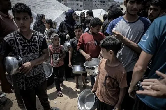 معاناة غزة تحت الحصار الطحين بألف دولار والماء معركة يومية