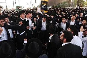 الاف اليهود المتشديين في إسرائيل يتظاهرون احتجاجا على التجنيد