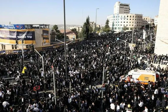 آلاف اليهود المتشددين يحتجون ضد التجنيد الإلزامي في الجيش الإسرائيلي
