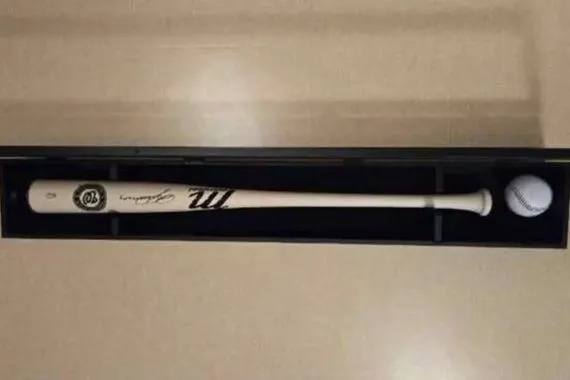 ترامب يهدي رئيس كوريا الجنوبية مضرب بيسبول وكرة