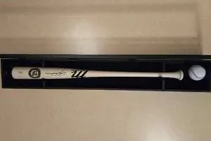 ترامب يهدي رئيس كوريا الجنوبية مضرب بيسبول وكرة