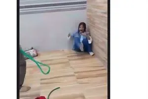 طفلة تصرخ وشخص يجلد مقطع متداول لتعنيف قاسٍ ودعوة لتدخل أمني