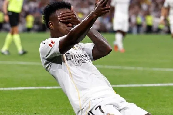 موقف غرفة ملابس الريال من تدهور علاقة فينيسيوس مع ألونسو