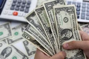 الدولار يتماسك قرب أعلى مستوياته في 3 أشهر وسط تقلبات الأسواق العالمية