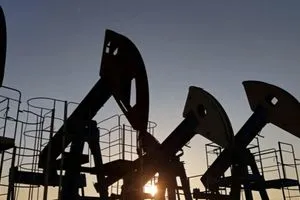 النفط ينخفض ويتجه لتسجيل خسائر للشهر الثالث على التوالي شفق نيوز