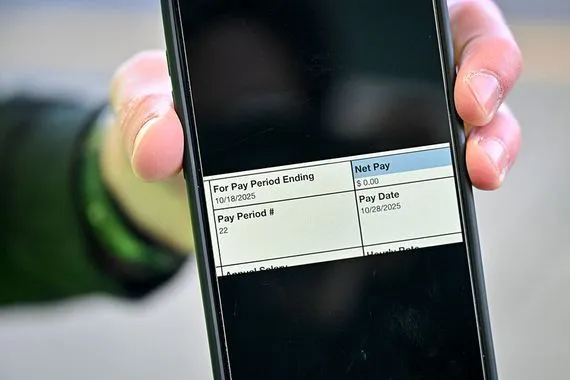 إغلاق الحكومة الأمريكية يهدد سلامة الطيران ومراقبو الحركة الجوية بلا رواتب