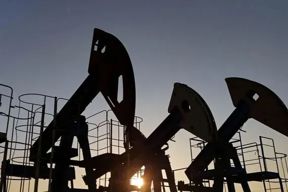 النفط ينخفض ويتجه لتسجيل خسائر للشهر الثالث على التوالي