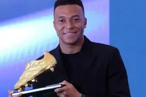 مبابي يتسلم الحذاء الذهبي ويطمح للاحتفاظ به مجددا في 2026