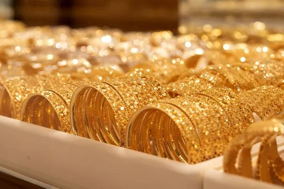 الذهب يرتفع ويتجه لتحقيق مكاسب شهرية