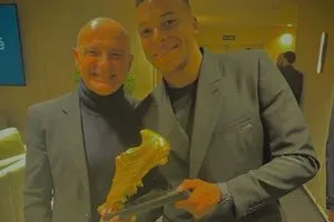 صورة مبابي يرد على بينتوس