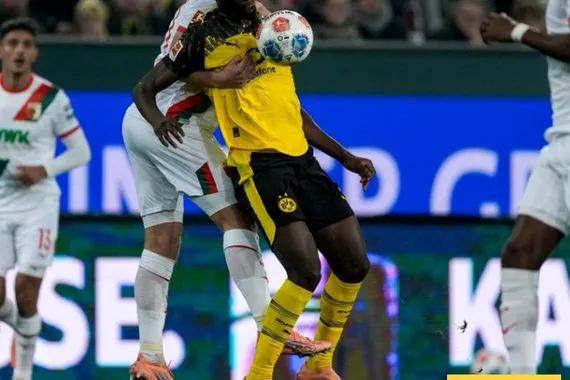 بروسيا دورتموند يتقدم على اوغسبورغ في الشوط الاول