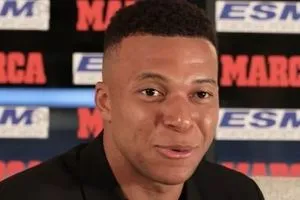 ماذا قال مبابي عن ألونسو بعد تتويجه بجائزة الحذاء الذهبي