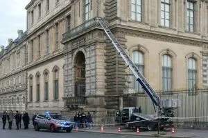 توجيه تهمة لامرأة في سرقة متحف اللوفر