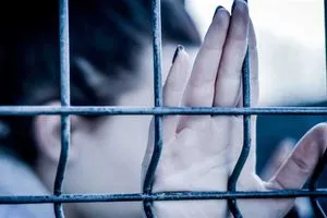 قبلة تكلّف صاحبتها عشر سنوات في السجن