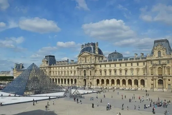 توجيه تهم لامرأة متورطة في سرقة متحف اللوفر وإطلاق سراح مشتبه آخر