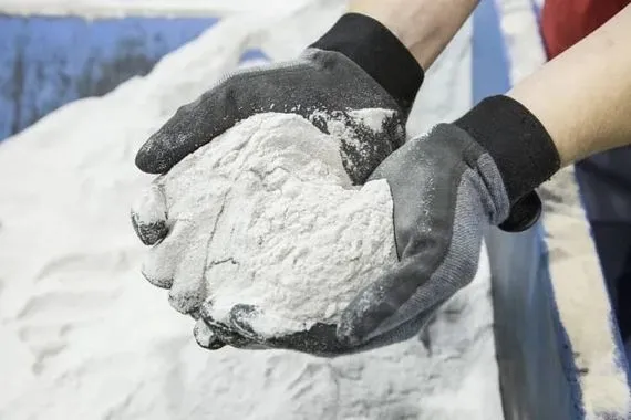 الأنبار تضم أكبر احتياطي من رمال السيليكا النقية في العراق