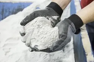 الأنبار تضم أكبر احتياطي من رمال السيليكا النقية في العراق