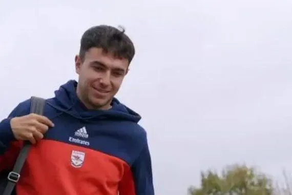 أرسنال يصل ملعب بيرنلي قبل لقاء الفريقين