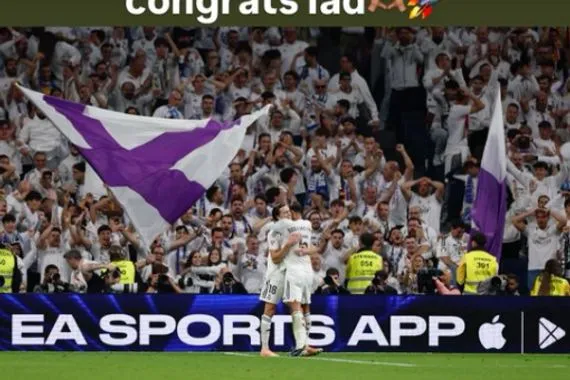 صورة بيلينغهام يهنئ كاريراس بهدفه الاول مع الريال