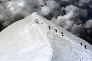 مصرع متسلقين جراء انهيار ثلجي