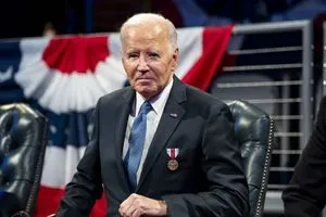 مستشار بايدن يصف مرضه قبل الانسحاب من الانتخابات الرئاسية الأمريكية بأنه صفعة من الرب