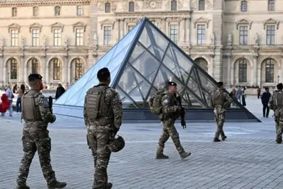 تفاصيل جديدة حول المشتبه بتورطهم في سرقة اللوفر