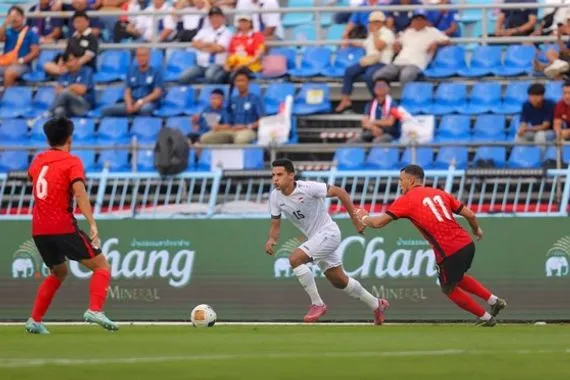 عبد الزهرة تخبطات إدارية وفنية سبب تراجع مستوى الكرة بالعراق