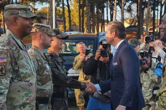 وزير الدفاع الأمريكي يزور حدود الكوريتين وتاكايتشي تسعى للقاء كيم