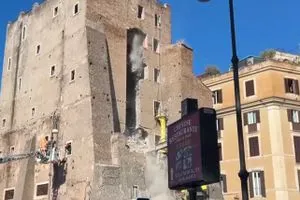 انهيار برج تاريخي في روما وموسكو تعقب بسخرية فيديو شفق نيوز
