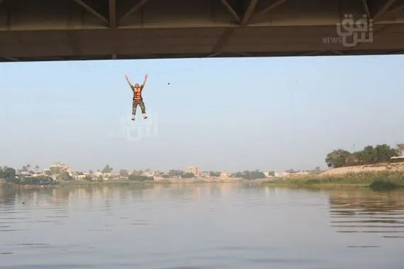 محاولة انتحار من جسر الزبير ورجل مشنوق في بغداد فيديو شفق نيوز