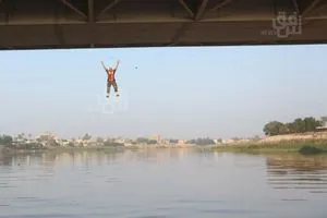 محاولة انتحار من جسر الزبير ورجل مشنوق في بغداد فيديو شفق نيوز