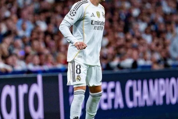 من سيشارك في مركز الظهير الأيمن أمام ليفربول