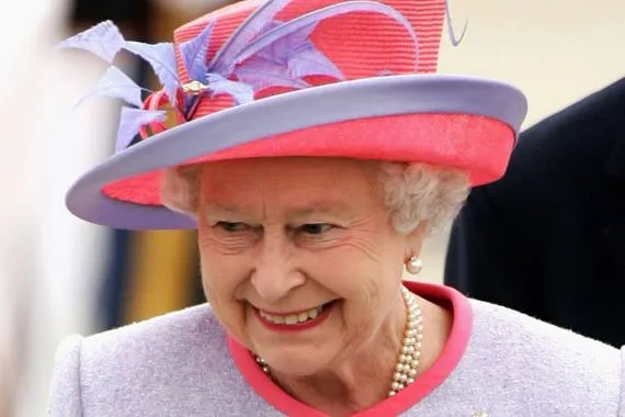 معرض لأزياء إليزابيث الثانية في لندن