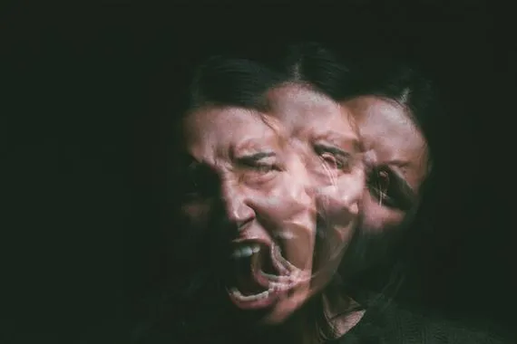 المختلون نفسيا يميلون إلى هذه الألوان قد تكون واحداً منهم