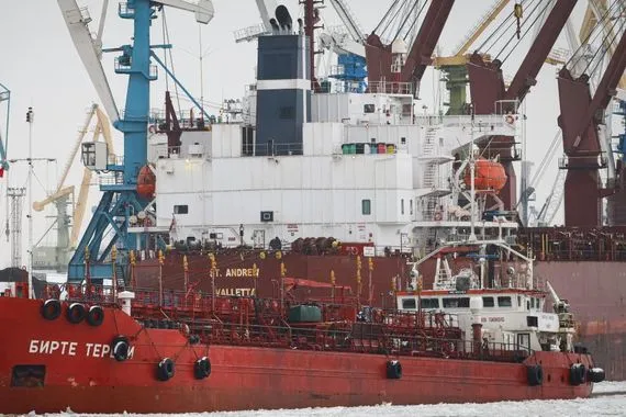 العراق يلغي تحميل شحنات نفط روسية بسبب العقوبات الامريكية والبريطانية