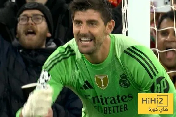 صور تصديات كورتوا الحاسمة ضد ليفربول