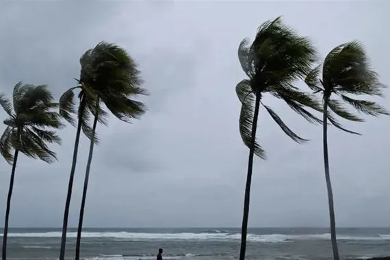 66 قتيلا لغاية الان إعصار كالماغي يضرب الفلبين بقوة