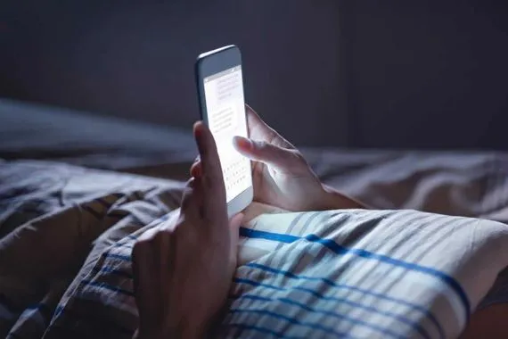 جيل Z في خطر الإنترنت يسرق نوم الشباب شفق نيوز