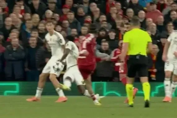 سبب عدم احتساب ركلة جزاء على تشواميني أمام ليفربول