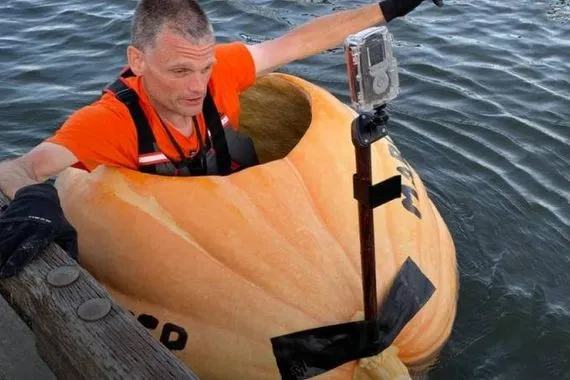 رحلة في يقطينة عملاقة أمريكي يقطع 95 كيلومترا في نهر كولومبيا وكالة الانباء العراقية واع