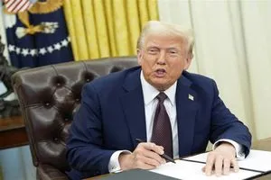 ترامب يمدد حالة الطوارئ المتعلقة بإيران