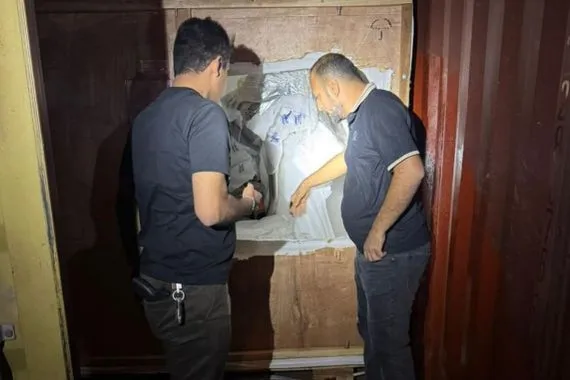 إحباط محاولة تهريب معمل أدوية متكامل في ميناء ساحة الترحيب