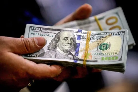 الدولار يهبط متأثراً بضعف في سوق العمل الأميركي