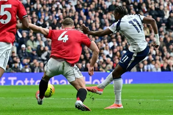 يونايتد ينقذ نقطة من أرض توتنهام بعد تقدمه